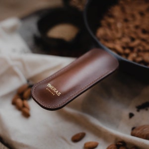Funda de cuero para mango de sartén de hierro fundido, funda para mango de olla, cuero italiano, cosida a mano, personalizada, monograma, hecha a mano en EE. UU.