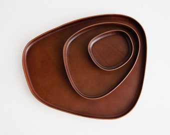 Bandeja de cuero para guardar objetos personales, cuero italiano moldeado, anidada, moderna, orgánica, minimalista, marrón intenso, juego de decoración, hecha a mano, EE. UU.