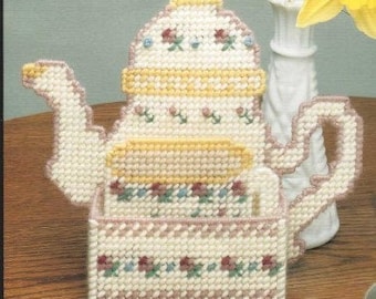 Bucilla 6052 "Zarte Teekanne" Untersetzer und Halter. 5er Set. Vintage von 1990. Tasse, Blumen rose