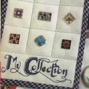 Puede incluir: Una tela blanca con un borde a cuadros azul y blanco. La tela está dividida en nueve cuadrados, cada uno con un diseño bordado de colores diferente. El texto "My Collection" está bordado en el centro inferior de la tela.