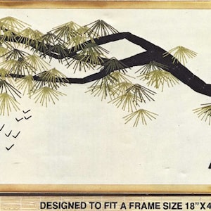 Peut inclure: Silhouette noire et verte d'une branche de pin avec des aiguilles, sur fond blanc. La branche est incurvée et possède plusieurs petites branches qui s'étendent. De petits oiseaux noirs volent dans le coin supérieur gauche. Le texte "DESIGNED TO FIT A FRAME SIZE 18" X 44"" est en bas de l'image.