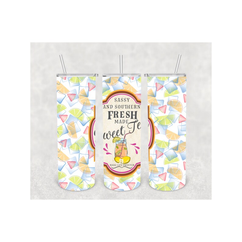 Pu&ograve; includere: Tre bicchieri in acciaio inossidabile con cannucce. I bicchieri presentano un motivo ripetuto di fette di frutta e cubetti di ghiaccio ad acquerello. Il bicchiere centrale ha un'etichetta con la scritta "Sassy and Southern Fresh Made Sweet Tea."
