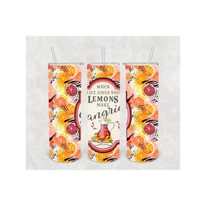 Pu&ograve; includere: Un set di tre bicchieri in acciaio inossidabile con cannucce. I bicchieri presentano un design colorato di fette di agrumi arancioni e rosse con pennellate nere. Il bicchiere centrale ha una grafica di una brocca di sangria e il testo "When life gives you lemons make sangria."