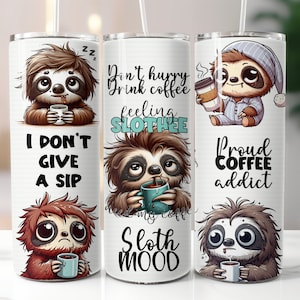 K&ouml;nnte beinhalten: Wei&szlig;er Becher mit Cartoon-Faultieren mit Kaffeetassen und Text. Ein Faultier sagt "I DON'T GIVE A SIP", ein anderes sagt "Don't hurry Drink coffee feeling SLOTHEE Sloth MOOD", und das letzte sagt "Proud COFFEE addict".