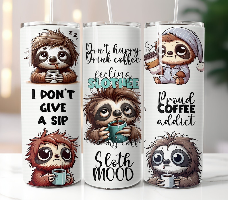 K&ouml;nnte beinhalten: Wei&szlig;er Becher mit Cartoon-Faultieren mit Kaffeetassen und Text. Ein Faultier sagt "I DON'T GIVE A SIP", ein anderes sagt "Don't hurry Drink coffee feeling SLOTHEE Sloth MOOD", und das letzte sagt "Proud COFFEE addict".