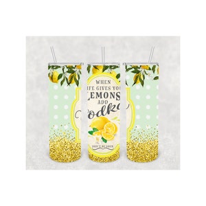 Pu&ograve; includere: Tre bicchieri in acciaio inossidabile con cannucce. I bicchieri presentano uno sfondo verde chiaro con pois bianchi e una base glitterata dorata. Il bicchiere centrale ha un design a limone con il testo "When life gives you lemons add vodka, don't be sour."
