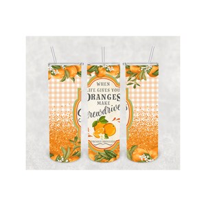 Pu&ograve; includere: Tre bicchieri in acciaio inossidabile con coperchi e cannucce. I bicchieri presentano un motivo a quadretti arancione e bianco, glitter arancioni e illustrazioni di arance e foglie. Il testo recita: "Quando la vita ti d&agrave; arance, fai screwdrivers, appena spremute."