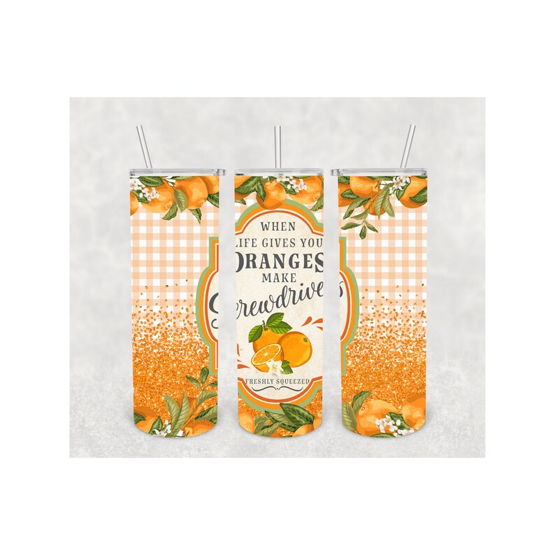 Pu&ograve; includere: Tre bicchieri in acciaio inossidabile con coperchi e cannucce. I bicchieri presentano un motivo a quadretti arancione e bianco, glitter arancioni e illustrazioni di arance e foglie. Il testo recita: "Quando la vita ti d&agrave; arance, fai screwdrivers, appena spremute."