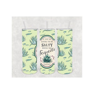 Pu&ograve; includere: Un set di tre bicchieri in acciaio inossidabile con cannucce. I bicchieri presentano uno sfondo verde chiaro con un motivo di piante e foglie di agave blu. Il bicchiere centrale ha un'etichetta che recita "If you're going to be salty, bring the Tequila."