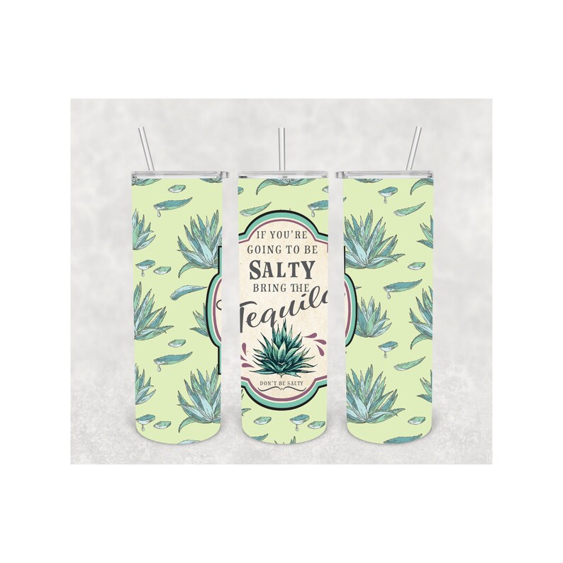 Pu&ograve; includere: Un set di tre bicchieri in acciaio inossidabile con cannucce. I bicchieri presentano uno sfondo verde chiaro con un motivo di piante e foglie di agave blu. Il bicchiere centrale ha un'etichetta che recita "If you're going to be salty, bring the Tequila."