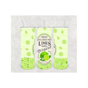 Pu&ograve; includere: Tre bicchieri in acciaio inossidabile con cannucce, decorati con lime. I bicchieri presentano uno sfondo a righe verdi e bianche, fette di lime e il testo "When life gives you limes, make margaritas."