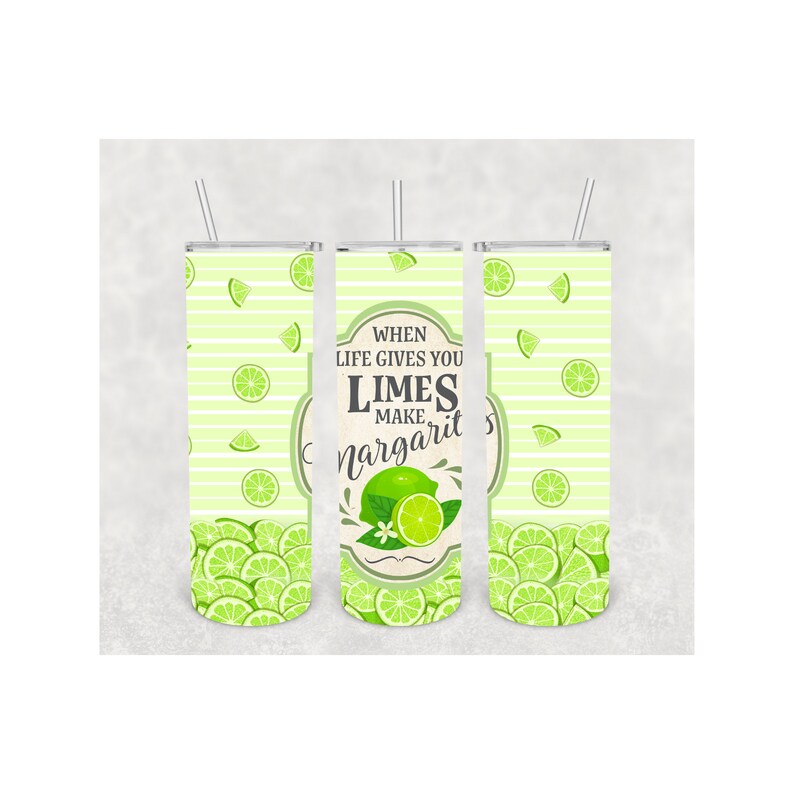 Pu&ograve; includere: Tre bicchieri in acciaio inossidabile con cannucce, decorati con lime. I bicchieri presentano uno sfondo a righe verdi e bianche, fette di lime e il testo "When life gives you limes, make margaritas."