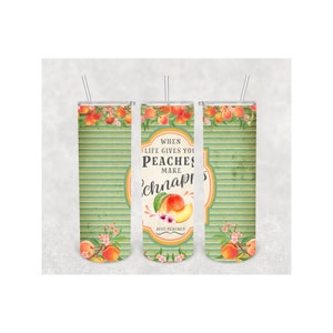 Pu&ograve; includere: Tre bicchieri in acciaio inossidabile con coperchi e cannucce. I bicchieri presentano uno sfondo a righe verdi con disegni di pesche e fiori. Il bicchiere centrale ha il testo "When life gives you peaches, make 'chnaps'" con un'illustrazione di pesca.