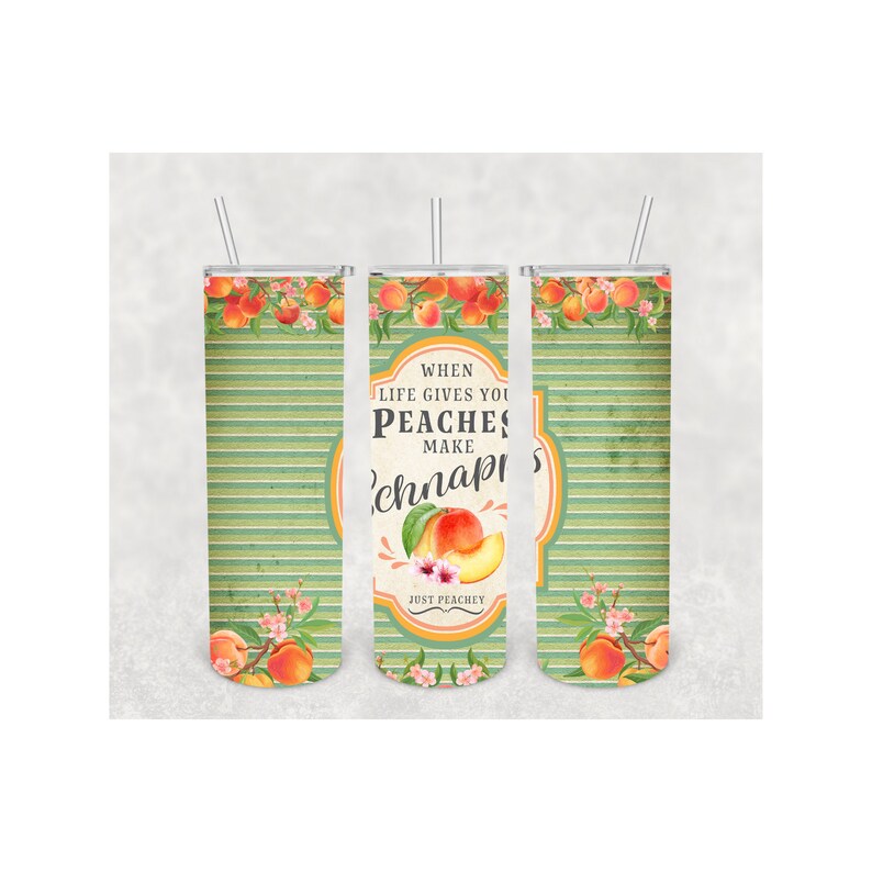 Pu&ograve; includere: Tre bicchieri in acciaio inossidabile con coperchi e cannucce. I bicchieri presentano uno sfondo a righe verdi con disegni di pesche e fiori. Il bicchiere centrale ha il testo "When life gives you peaches, make 'chnaps'" con un'illustrazione di pesca.