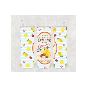 Pu&ograve; includere: Un set di tre bicchieri isolanti in acciaio inossidabile con cannucce. I bicchieri presentano uno sfondo a righe bianche e azzurre con illustrazioni di limoni, fragole e fette di limone. Il testo sul bicchiere centrale recita: "When life gives you lemons make strawberry lemonade."
