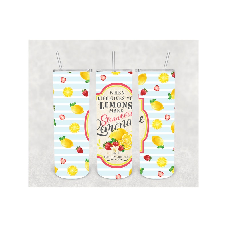 Pu&ograve; includere: Un set di tre bicchieri isolanti in acciaio inossidabile con cannucce. I bicchieri presentano uno sfondo a righe bianche e azzurre con illustrazioni di limoni, fragole e fette di limone. Il testo sul bicchiere centrale recita: "When life gives you lemons make strawberry lemonade."