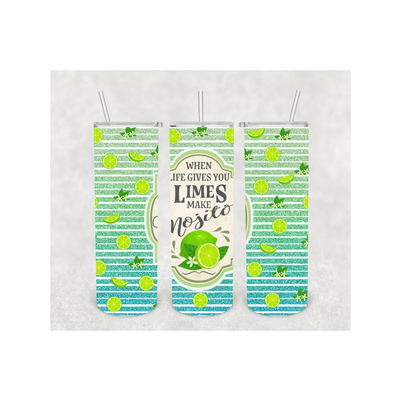Pu&ograve; includere: Tre bicchieri in acciaio inossidabile con coperchi e cannucce. Il design presenta lime verdi, foglie di menta e il testo "When life gives you limes make mojito" su uno sfondo a righe bianche e verdi.