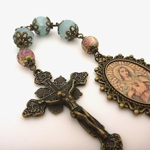 Halsreif Drei Ave Maria, 10 mm aquafarbenem Crackled-Aqua Glas, 8 mm Lampwork Perlen, Spacer, Perlenkappen, gold Hämatit Perlen. Verziertes Medaillon, Jesus, Kruzifix