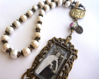 Chaplet St Therese, 8x9mm freshwater pearls, 6x8mm lamp work bead, 2mm hematite, caps, chain. Holy Face, Miraculous Medal charm, medal