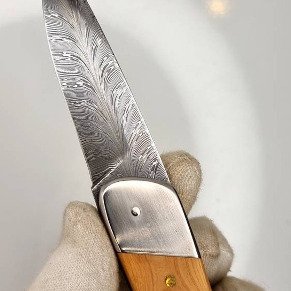 Folding knife in damask feather