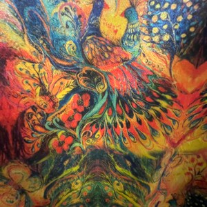 Op de afbeelding: Een kleurrijk abstract schilderij met twee pauwen met ingewikkelde staartveren. De achtergrond is een mix van oranje, gele en rode tinten met bloemendetails.