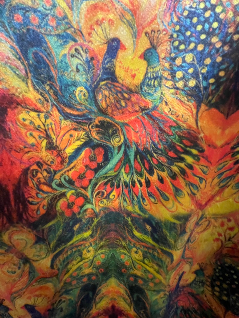 Op de afbeelding: Een kleurrijk abstract schilderij met twee pauwen met ingewikkelde staartveren. De achtergrond is een mix van oranje, gele en rode tinten met bloemendetails.