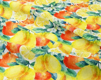 Könnte beinhalten: Ein Aquarellmuster mit Zitronen, Orangen und grünen Blättern auf weißem Hintergrund. Das Muster eignet sich perfekt für Stoffe, Tapeten oder andere Dekorationsprojekte.