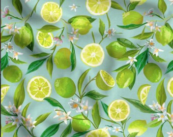 Könnte beinhalten: Ein nahtloses Muster mit grünen Limetten und weißen Blüten auf hellblauem Hintergrund. Die Limetten sind in verschiedenen Reifegraden dargestellt, einige ganz und einige halbiert, wodurch ihr saftiges Inneres sichtbar wird.
