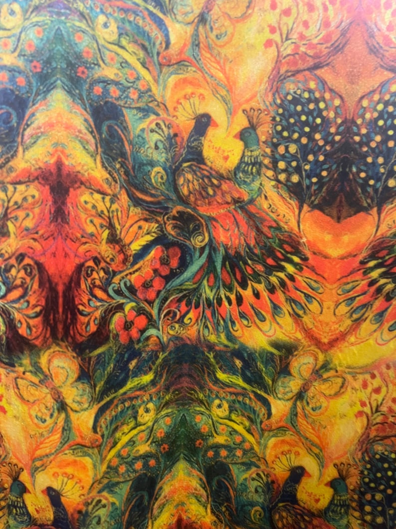 Op de afbeelding: Een kleurrijk abstract schilderij met pauwen met ingewikkelde patronen en details. De achtergrond is een mix van gele, oranje en rode tinten, wat een levendig en energiek gevoel cre&euml;ert.