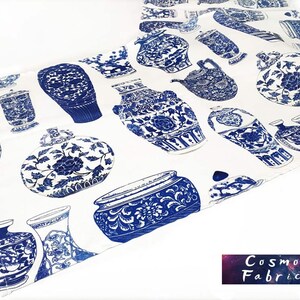 Può includere: Tessuto bianco con un motivo ripetuto di vasi e teiere in porcellana blu e bianca. Il tessuto è di Cosmos Fabrics.