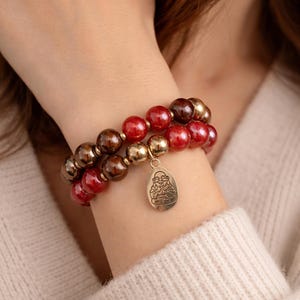 Eres una Joya, no olvides brillar!!. Dúo de pulseras, hechas con cuentas de cerámica color naranja, Dorado y beige.