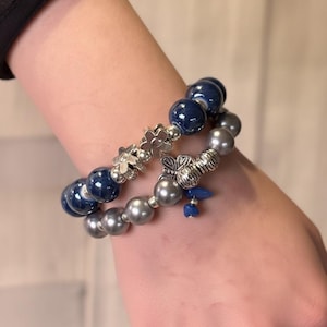 La Confianza es el mejor Accesorio, Usa tus accesorios con Orgullo. Dúo de pulseras, hechas con Cuentas de Cerámica, color azul y Gris.