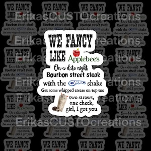 Puede incluir: Una pegatina en blanco y negro con el texto "We Fancy Like Applebee's" y una manzana roja. La pegatina también incluye el texto "On a date night Bourbon street steak with the Oreo shake Get some whipped cream on top too two straws, one check, girl, I got you".