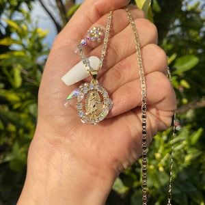 Collier Virgen de Guadalupe diamants oxydes de zirconium