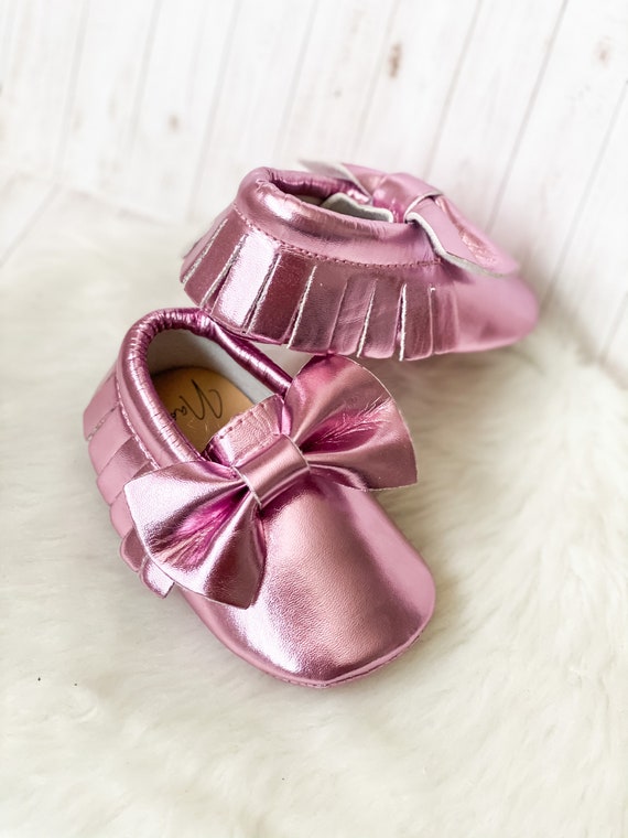 Cute baby girl bow moccasins , soft sole moccasins,toddler moccasins , metallic pink moccasins