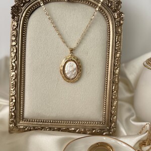 Collar con relicario de la Virgencita San Judas, colgante con relicario de la Virgencita con concha de perla imagen 5