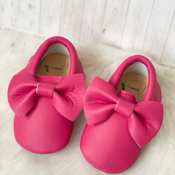 Cute baby girl bow moccasins , soft sole moccasins,toddler moccasins , hot pink moccasins, baby shoes, crib shoes