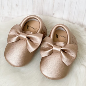 Cute baby girl bow moccasins , soft sole moccasins,toddler moccasins , gold moccasins baby shoes , crib shoes