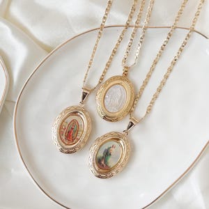 Collar con relicario de la Virgencita San Judas, colgante con relicario de la Virgencita con concha de perla imagen 1