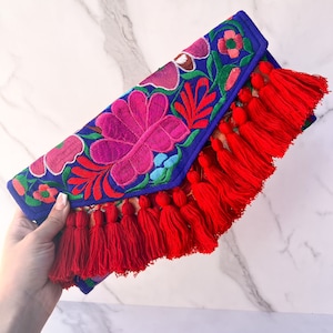 Traditionelle bestickte Blumen Quasten Mexikanische Crossbody Geldbörse, handbestickte Blumentasche. Oaxaca Bunte mexikanische Tasche handgefertigt mit Riemen