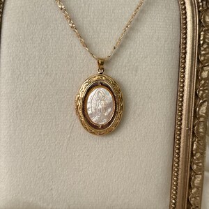 Collar con relicario de la Virgencita San Judas, colgante con relicario de la Virgencita con concha de perla imagen 4