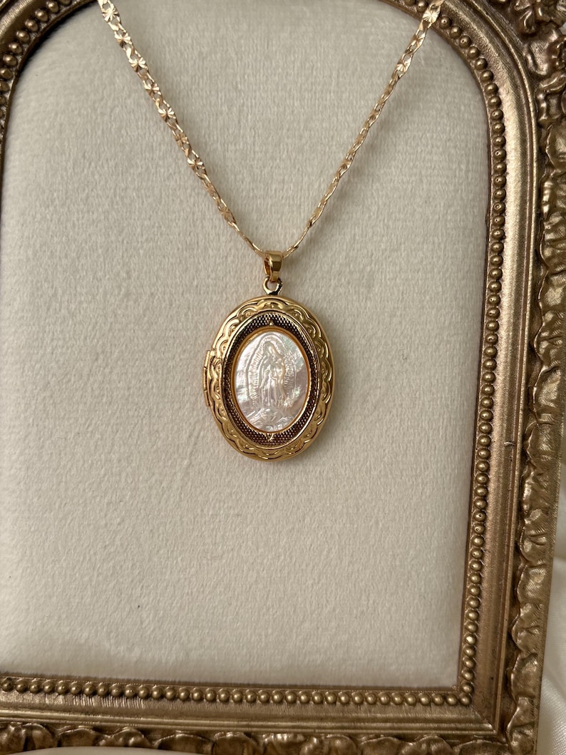 Collar con relicario de la Virgencita San Judas, colgante con relicario de la Virgencita con concha de perla imagen 4