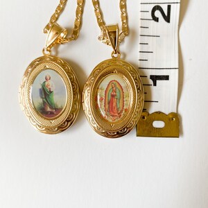 Puede incluir: Dos collares de cadena de oro con medallones de forma ovalada. Los medallones presentan im&aacute;genes de figuras religiosas, una con un hombre con una t&uacute;nica verde y la otra con una mujer con una t&uacute;nica azul.