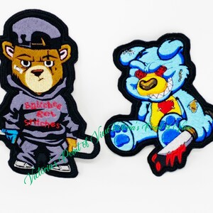 Puede incluir: Dos parches bordados para planchar con osos de peluche de dibujos animados. Un oso lleva una sudadera gris con el texto "Snitches Get Stitches" y sostiene un bate de b&eacute;isbol. El otro oso es azul con ojos rojos y un cuchillo ensangrentado.