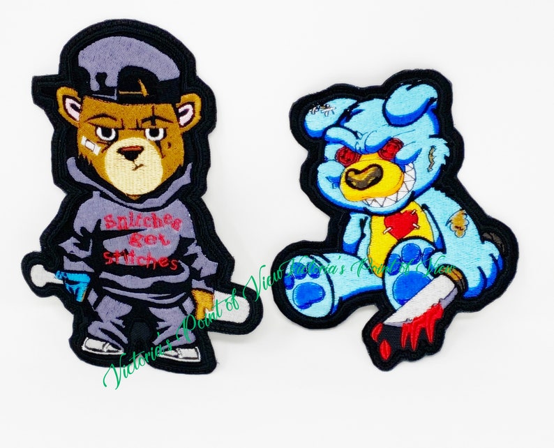 Puede incluir: Dos parches bordados para planchar con osos de peluche de dibujos animados. Un oso lleva una sudadera gris con el texto "Snitches Get Stitches" y sostiene un bate de b&eacute;isbol. El otro oso es azul con ojos rojos y un cuchillo ensangrentado.