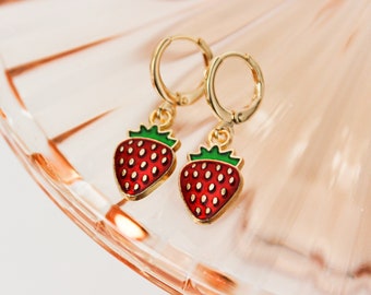 Sierlijke vergulde Strawberry Huggie-oorbellen | Fruithangende hoepels