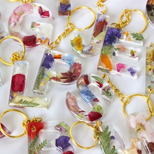 Llaveros con letras de flores prensadas / Letras del alfabeto de resina / Regalo para ella / Llavero con letras de resina hecho a mano / Lindo regalo para una amiga