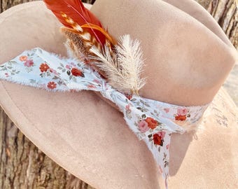 Anpassad bränd taupe vegansk mockahatt – platt brätte westernstil med justerbar passform, handbränd design, boho cowgirl, blommönster