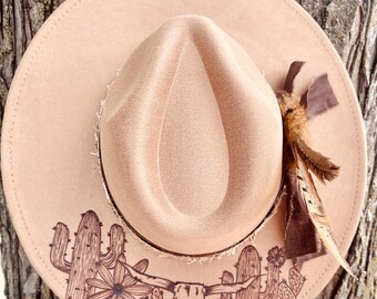 Anpassad bränd brun vegansk mockahatt – platt brätte i westernstil med justerbar passform, handbränd design, bohemiska cowgirl-ranchvibbar, kaktusar