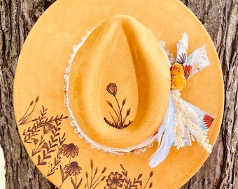 Anpassad bränd gul vegansk mockahatt – platt brätte i westernstil med justerbar passform, handbränd design, boho cowgirl, blommig bränd design